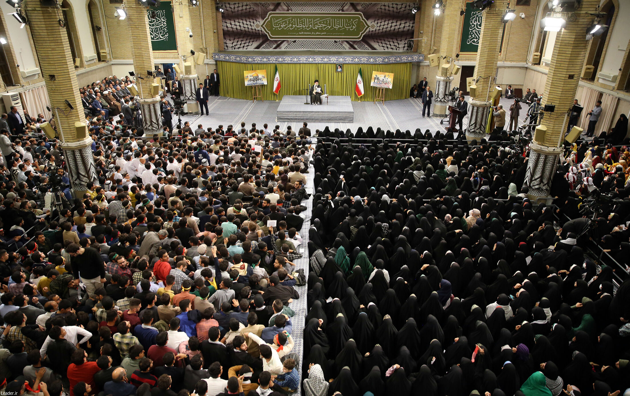 دیدار هزاران نفر از دانش آموزان با رهبر معظم انقلاب