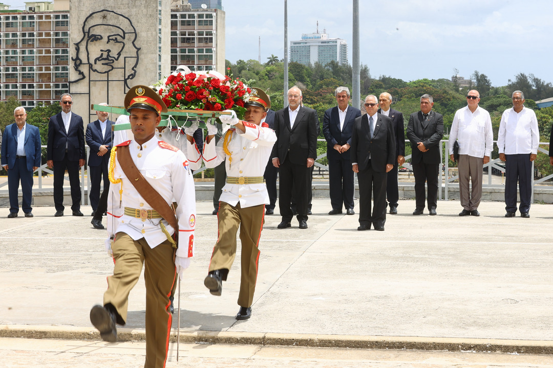 بدرقه قالیباف توسط رئیس و نایب‌رئیس مجلس کوبا