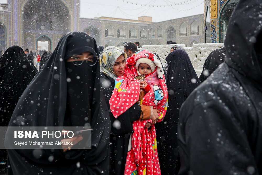 بارش برف در حرم مطهر رضوی