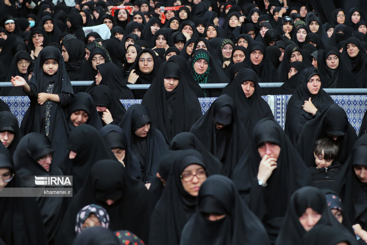 عزاداری شب عاشورا با حضور رهبر انقلاب