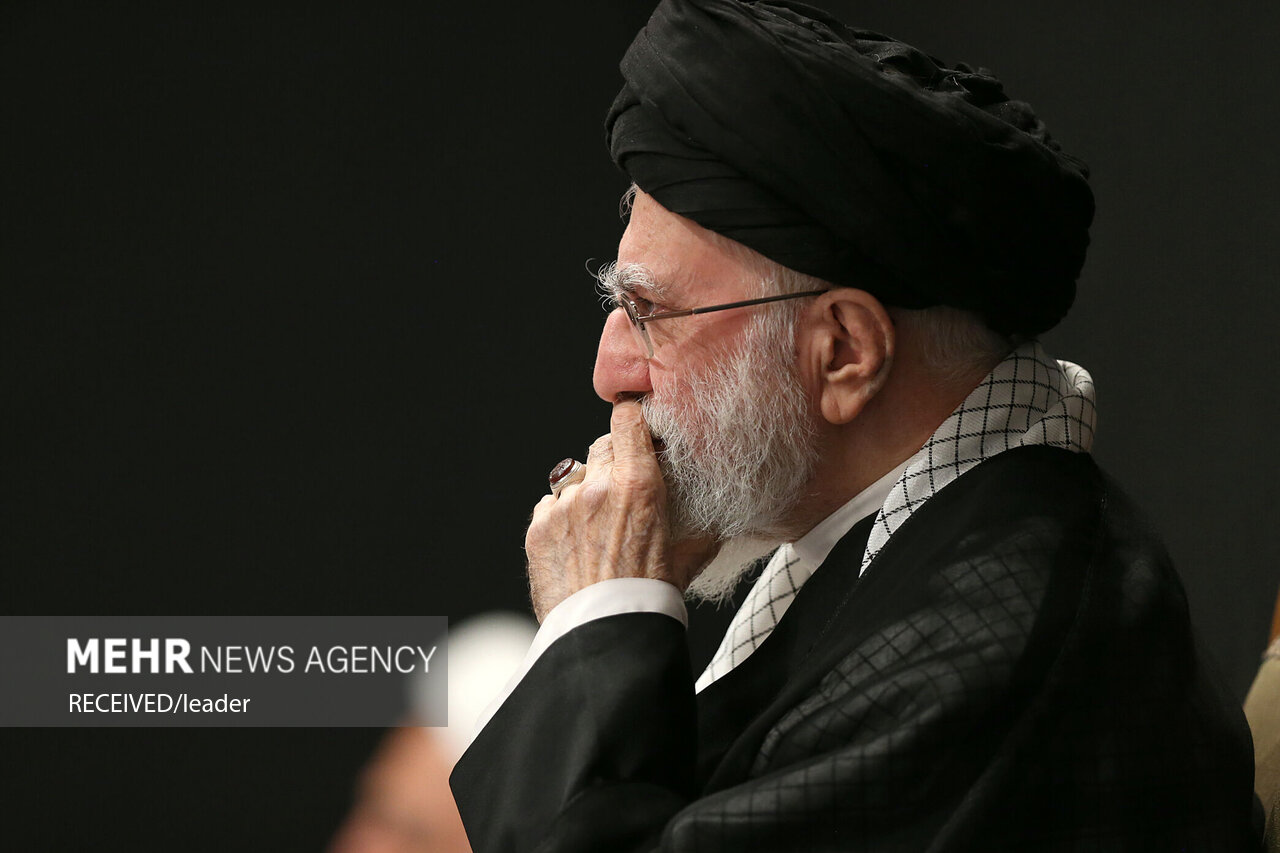  حضور رهبر انقلاب در حسینیه امام خمینی(ره) در مراسم عزاداری شب عاشورای حسینی