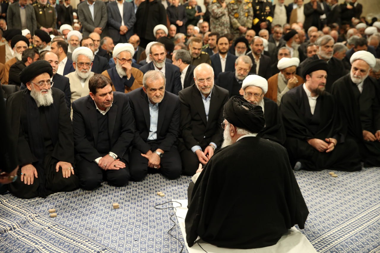 تصاویری از گفت‌وگوی رهبر انقلاب