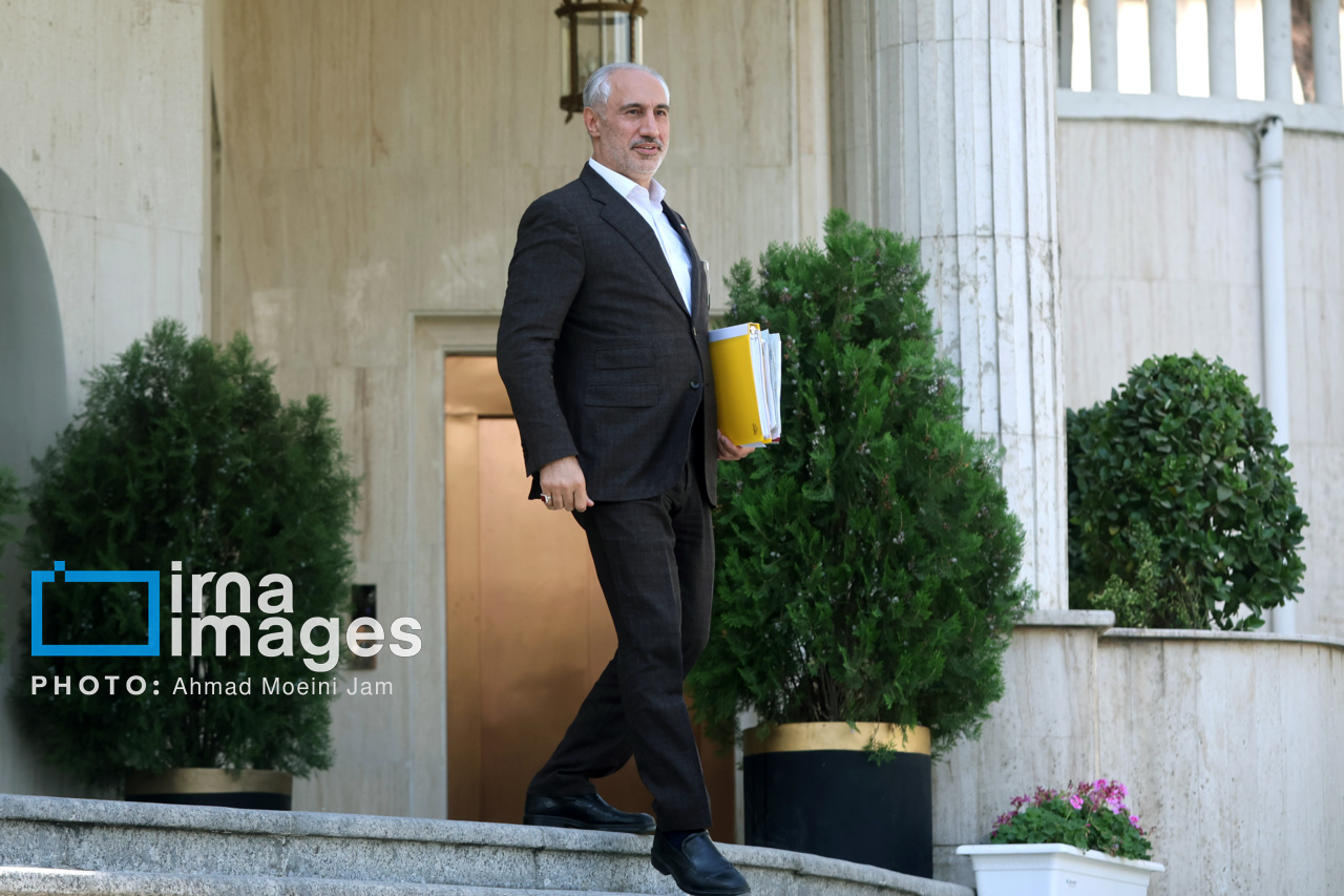 اعضای هیأت دولت در جمع خبرنگاران