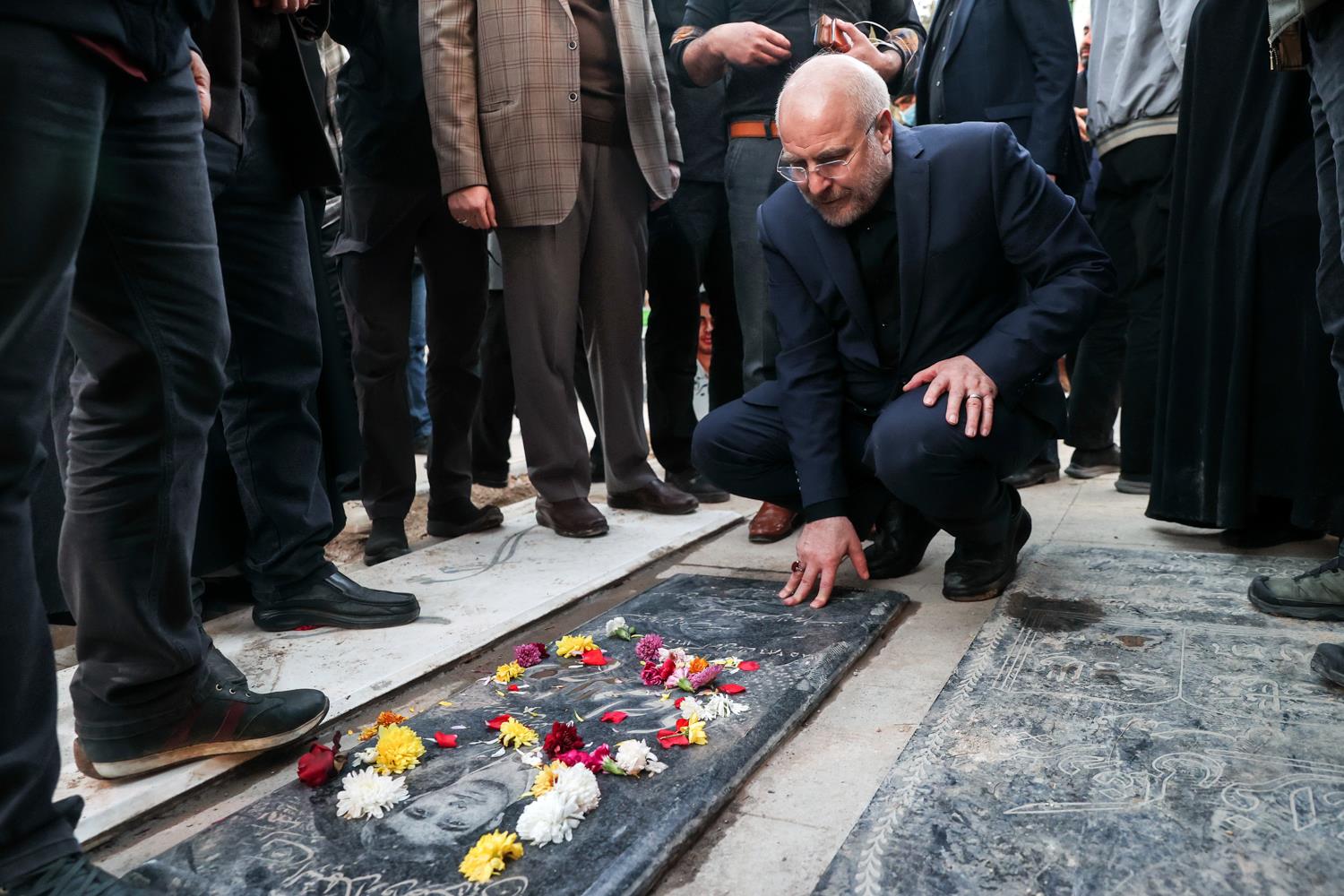 حضور قالیباف در گلزار شهدای بهشت زهرا(س) و گفت‌وگوی چهره به چهره با خانواده شهدا