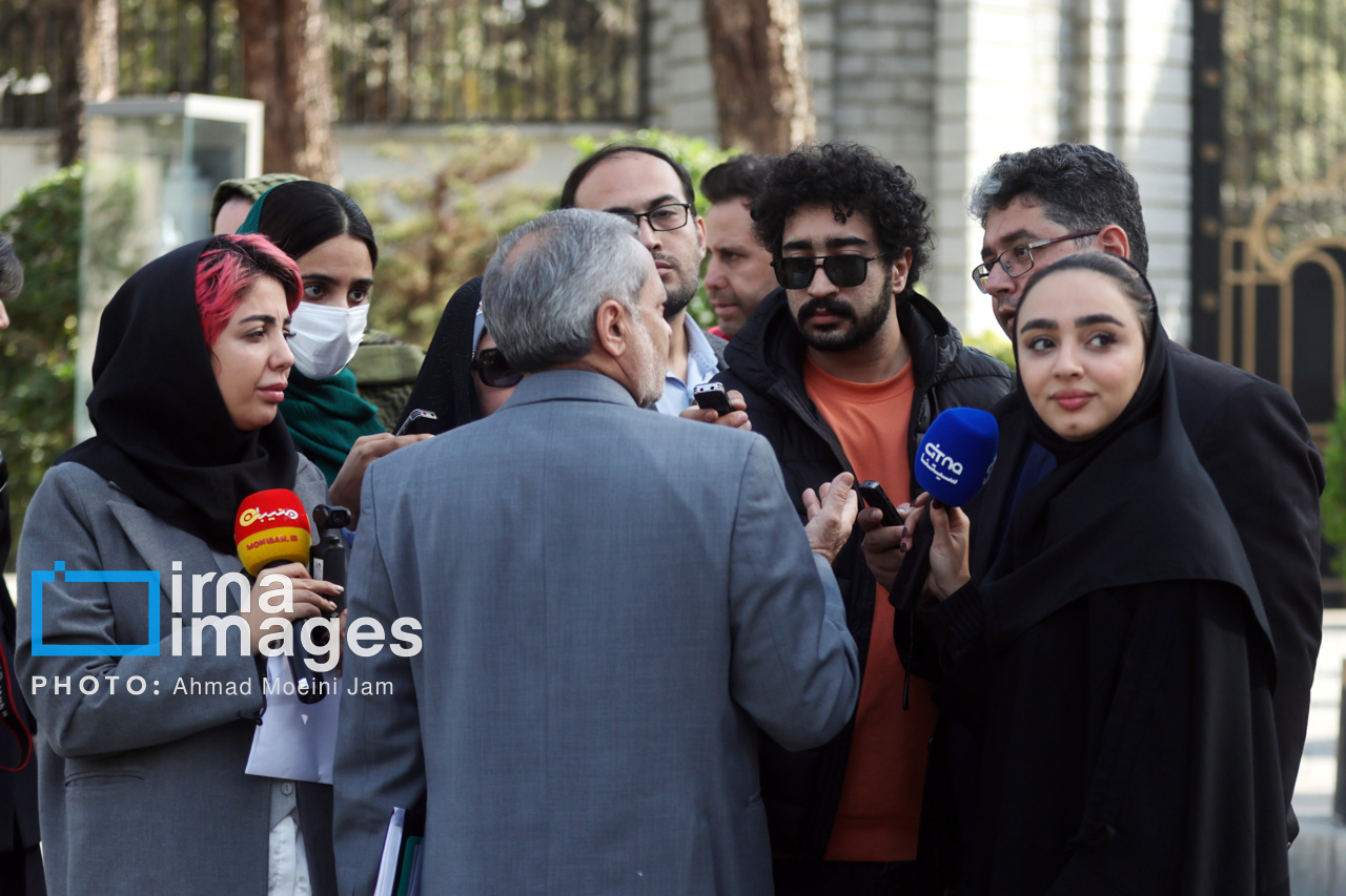 اعضای هیأت دولت در جمع خبرنگاران