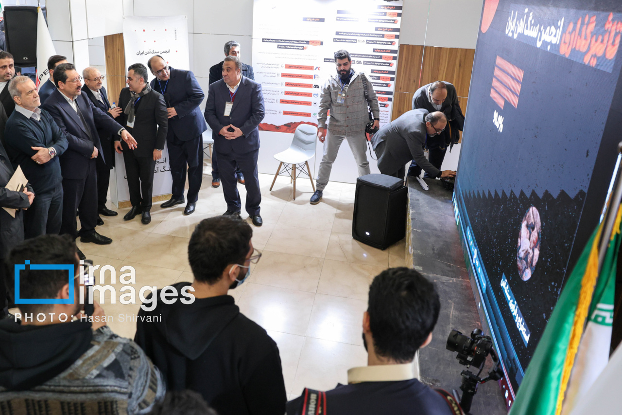 بازدید پزشکیان از نمایشگاه توانمندی بخش صنعت و معدن