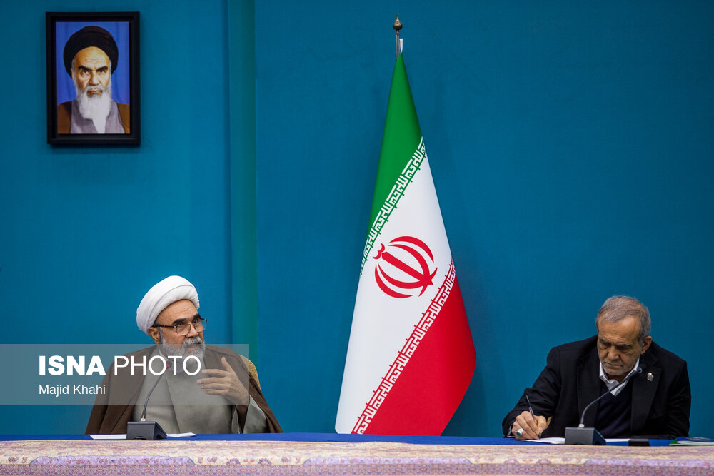 دیدار اعضای ستاد گرامیداشت دهه فجر با رئیس جمهور