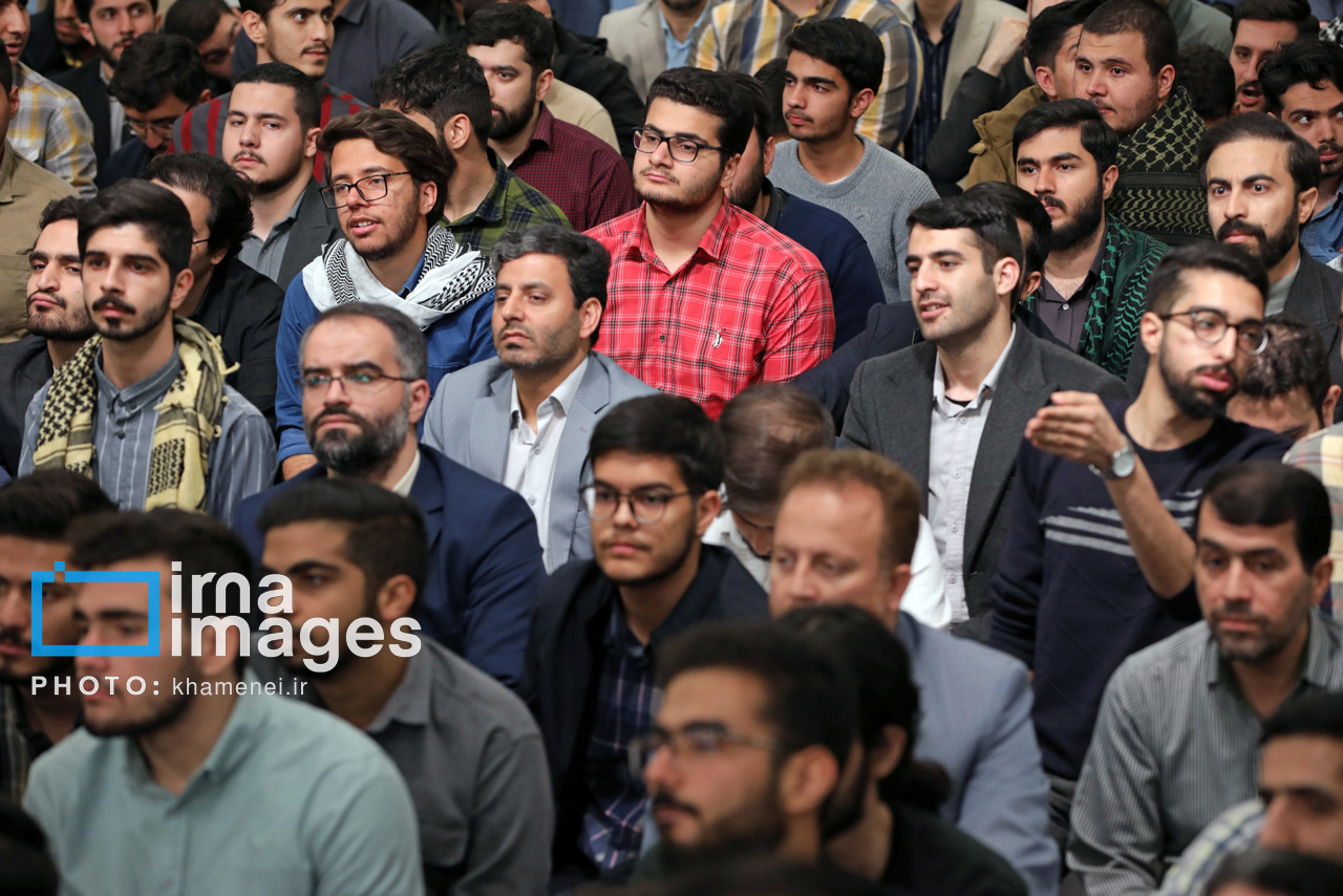 دیدار جمعی از دانشجویان با مقام معظم رهبری