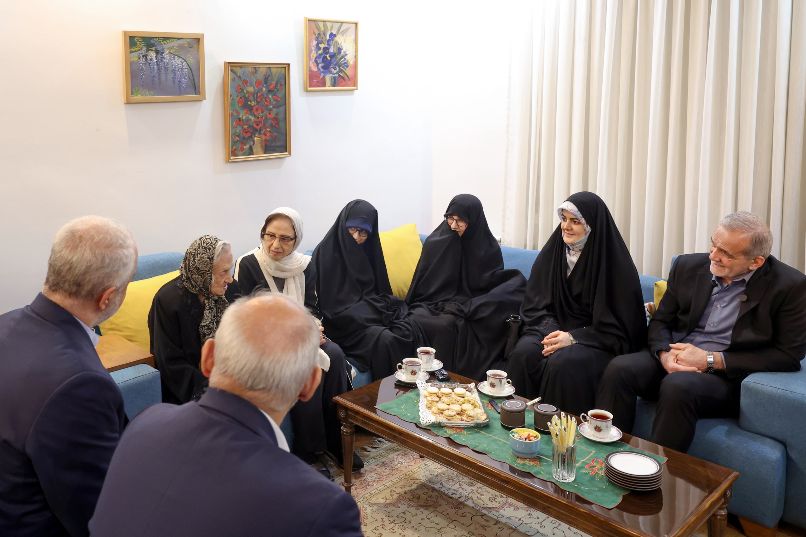  حضور پزشکیان در منزل ۲ شهید مسیحی