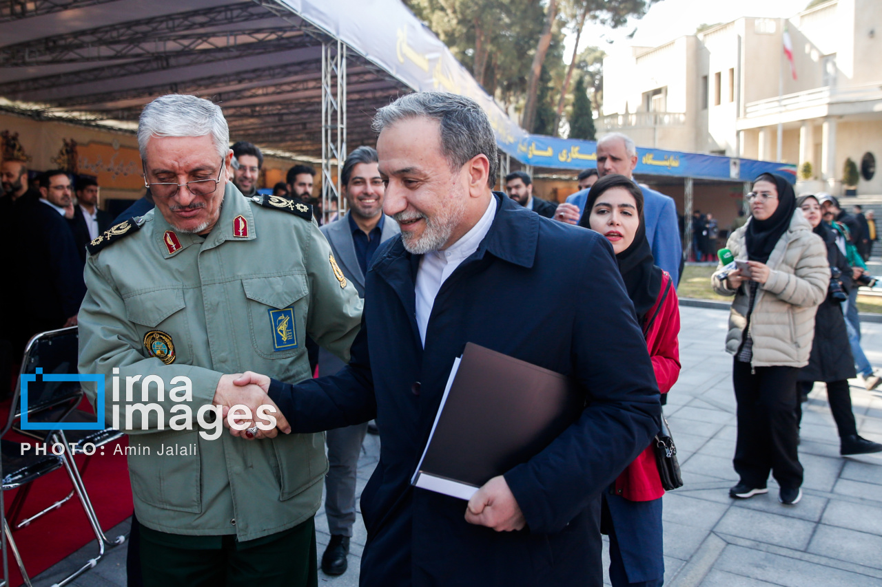 اعضای هیأت دولت در جمع خبرنگاران