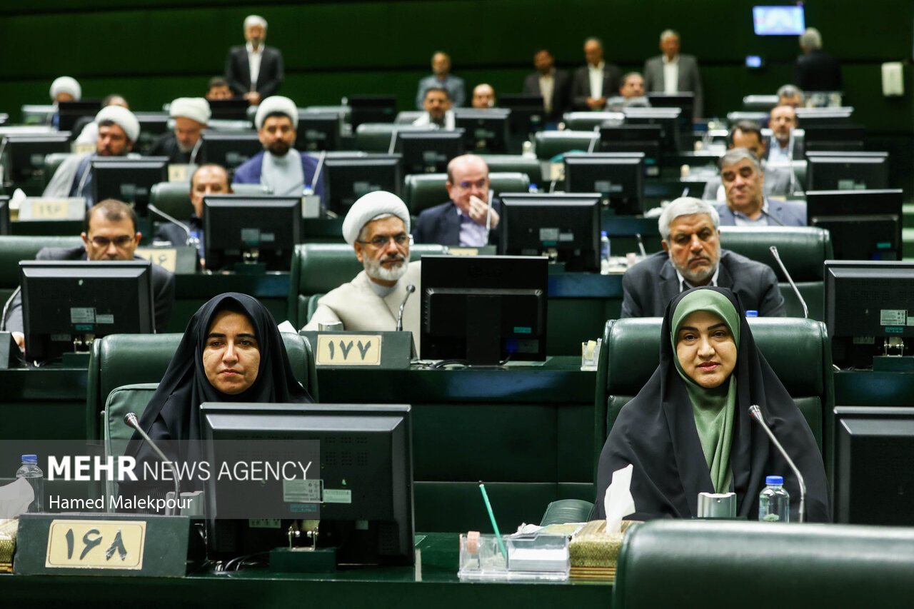 خادمان حرم حضرت عبدالعظیم در صحن مجلس