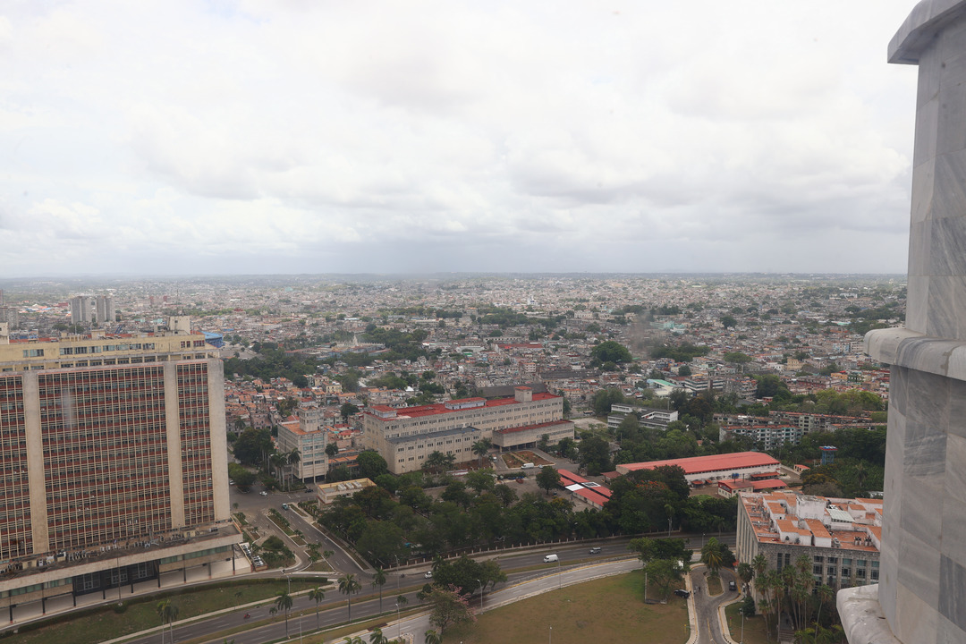 بدرقه قالیباف توسط رئیس و نایب‌رئیس مجلس کوبا