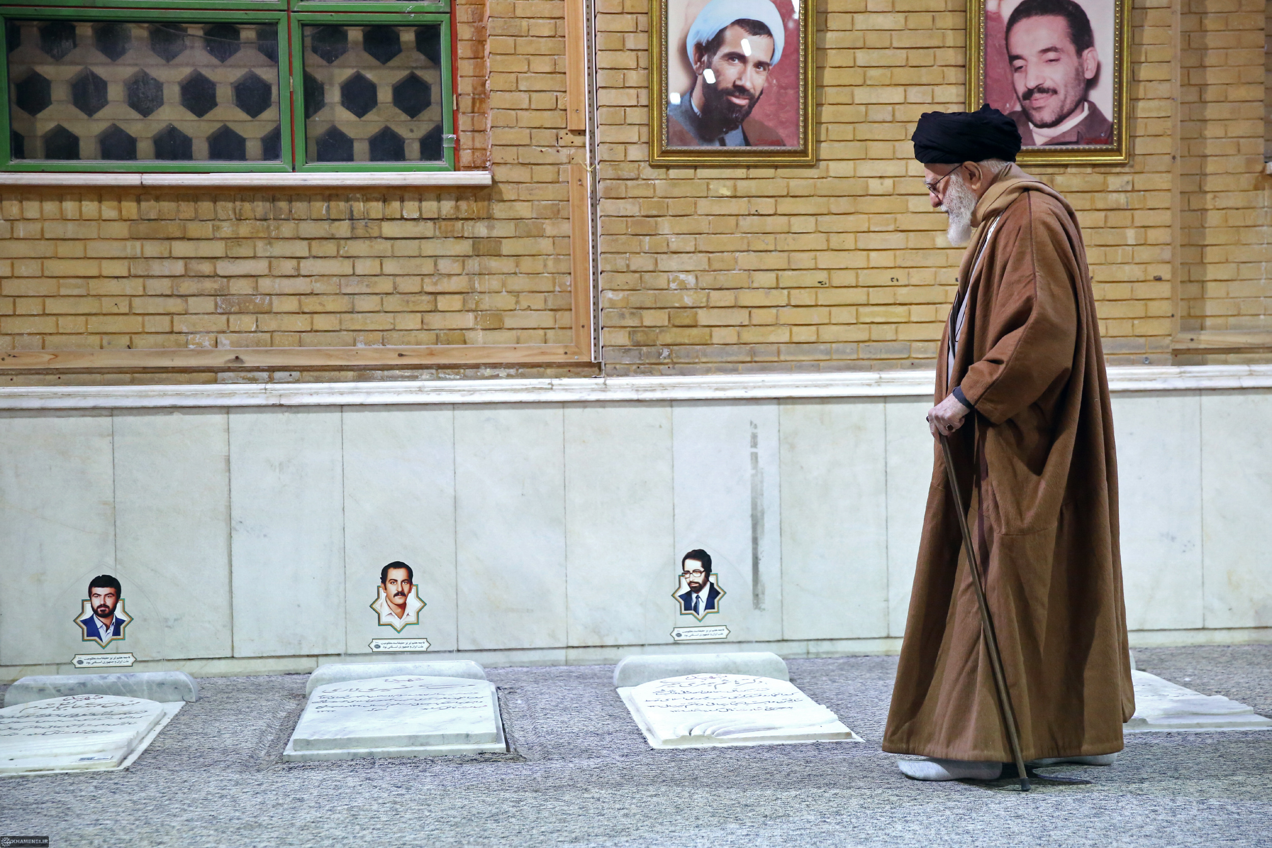 تصاویری از حضور رهبر انقلاب در حرم مطهر حضرت امام خمینی(ره) 