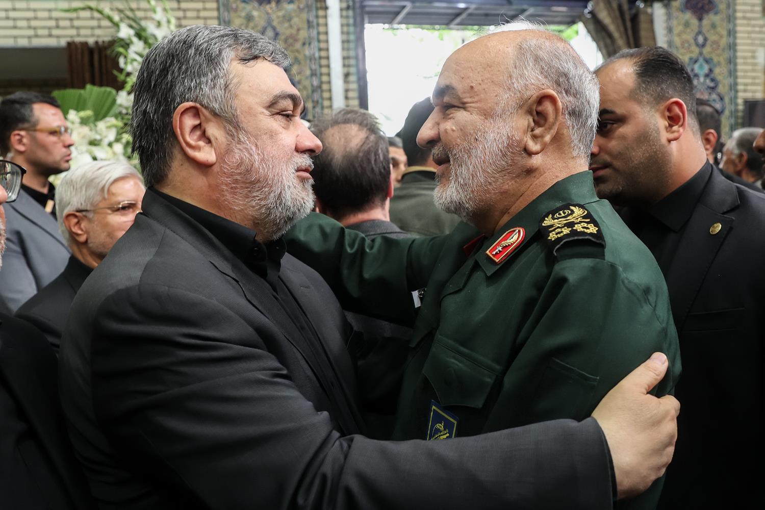 حضور جمعی از نمایندگان مجلس در مراسم ترحیم مادر سردار اشتری