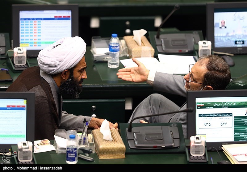 دورهمی نمایندگان در صحن مجلس 