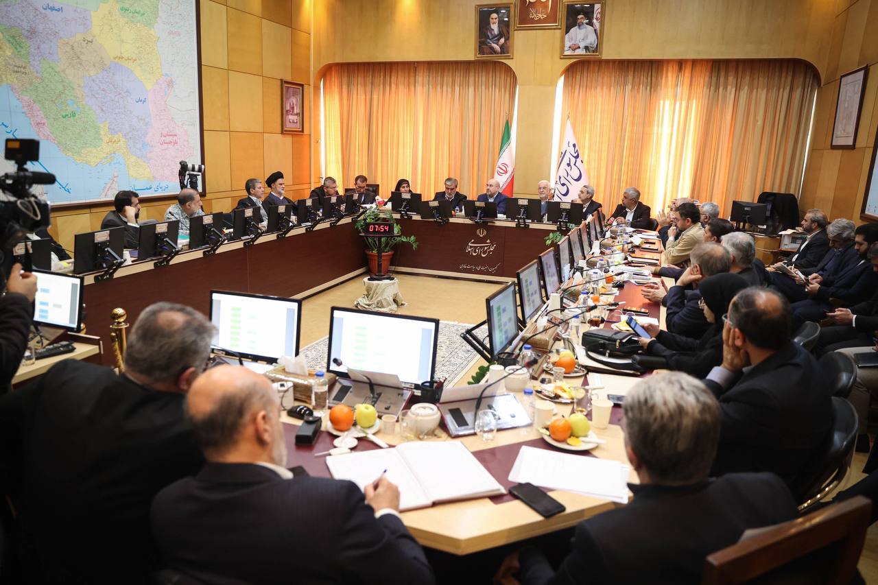 حضور قالیباف در کمیسیون امنیت ملی با حضور وزرای کشور و راه و شهرسازی