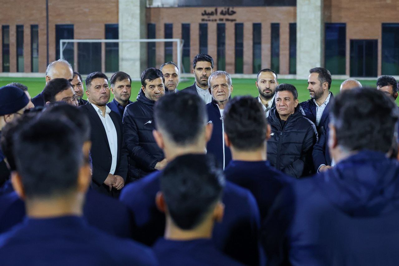  «پزشکیان» با بازیکنان تیم ملی پا به توپ شد