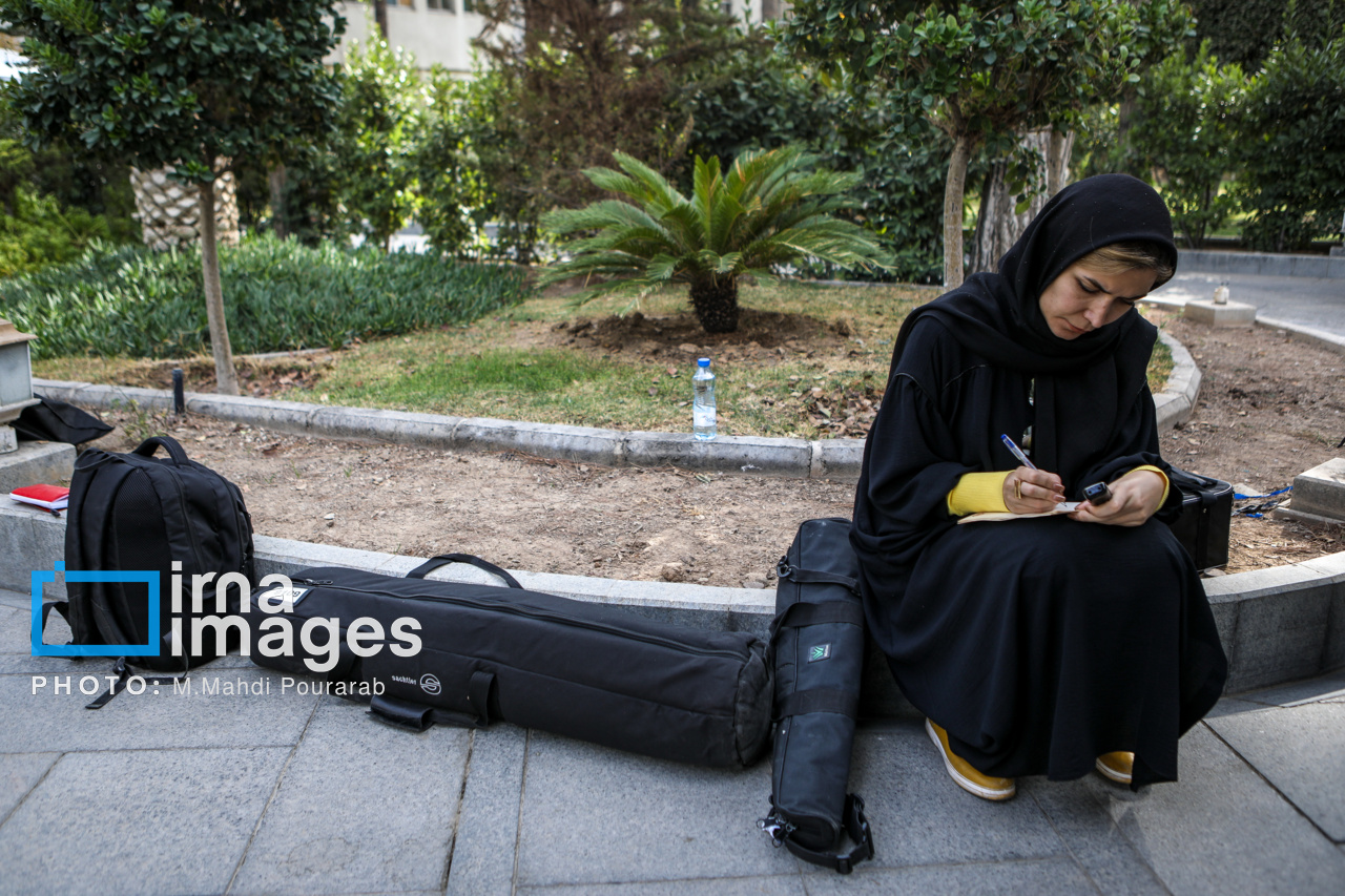 اعضای هیأت دولت در جمع خبرنگاران