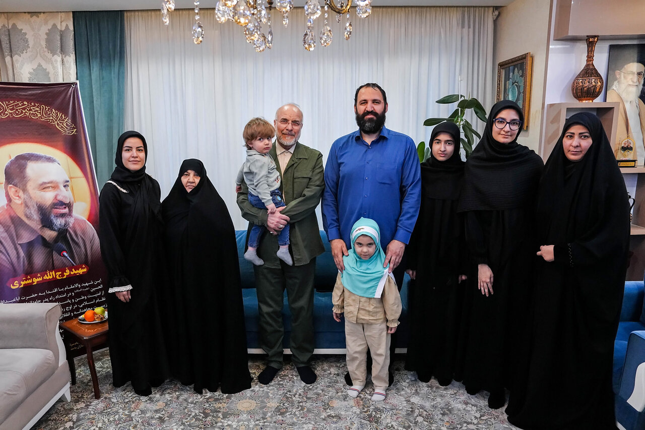 حضور قالیباف در منزل شهید فرج‌الله شوشتری - مشهد مقدس