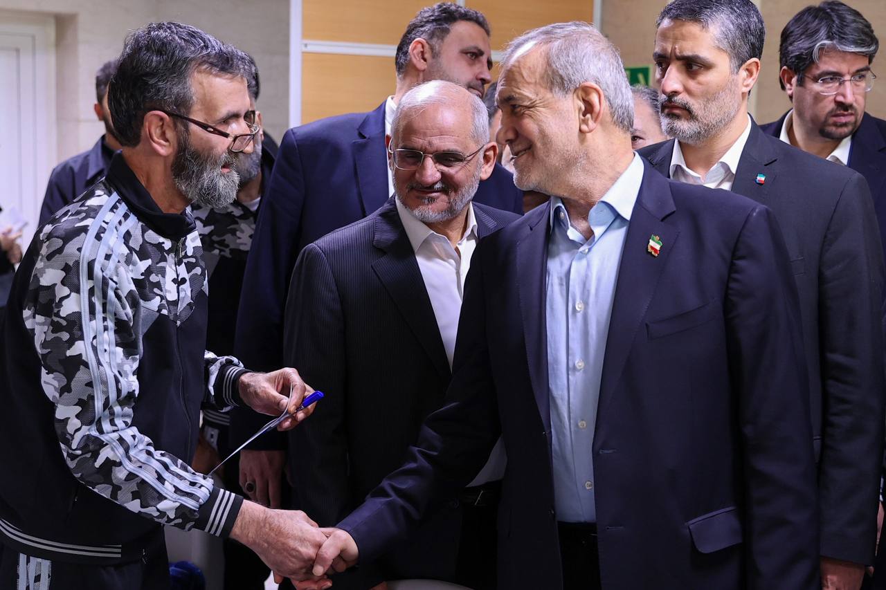 عیادت رئیس‌جمهور از جانبازان اعصاب و روان