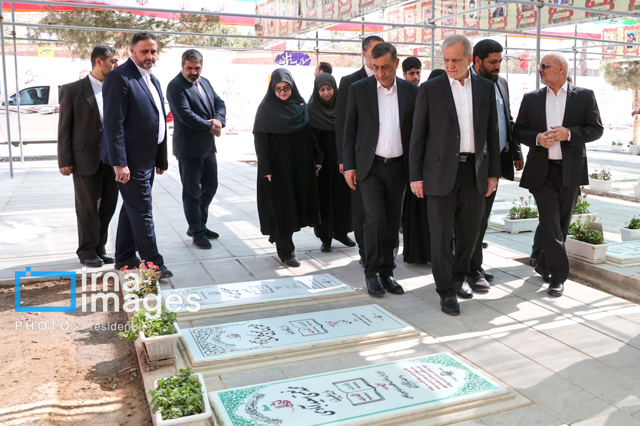 حضور پزشکیان بر مزار شهدای تهاجم اسرائیل به ایران