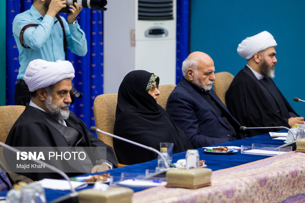 دیدار اعضای ستاد گرامیداشت دهه فجر با رئیس جمهور