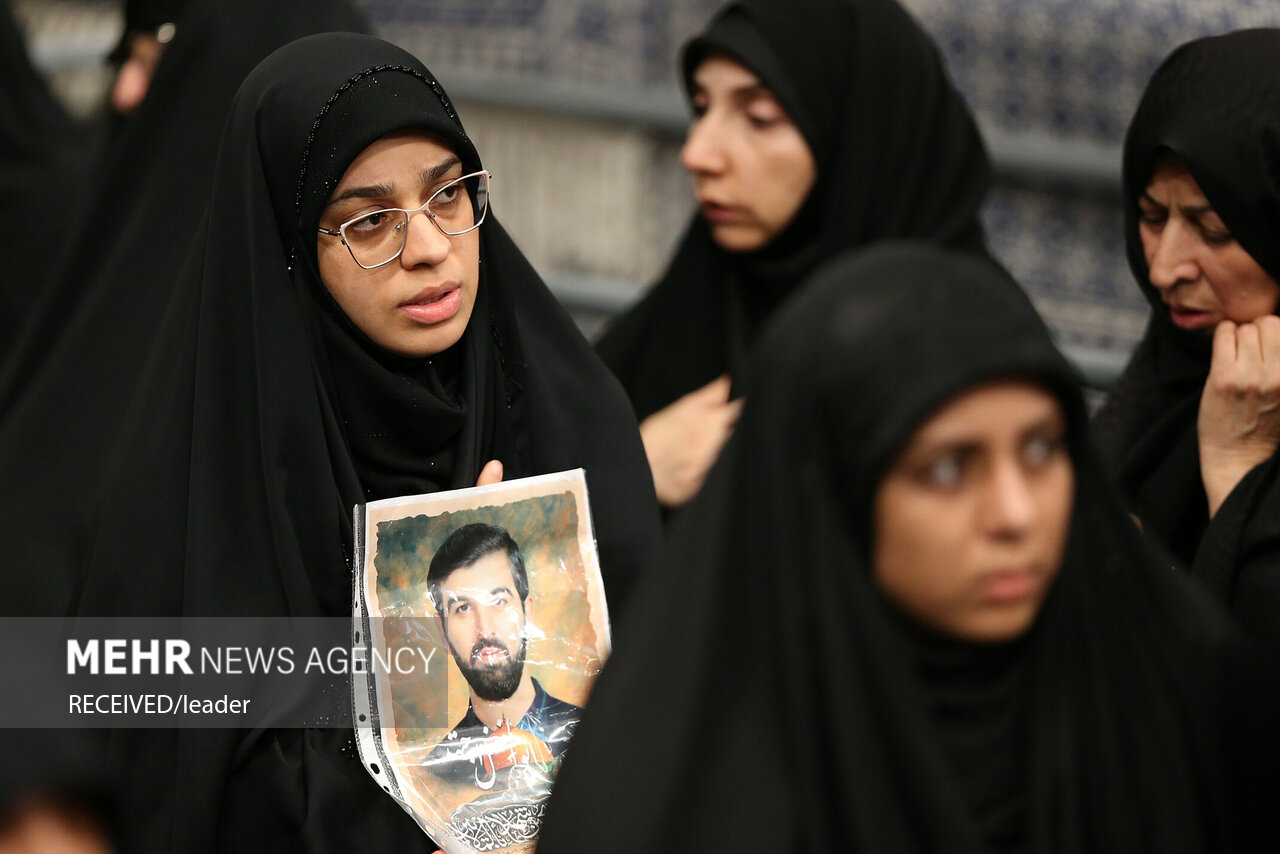  حضور رهبر انقلاب در حسینیه امام خمینی(ره) در مراسم عزاداری شب عاشورای حسینی