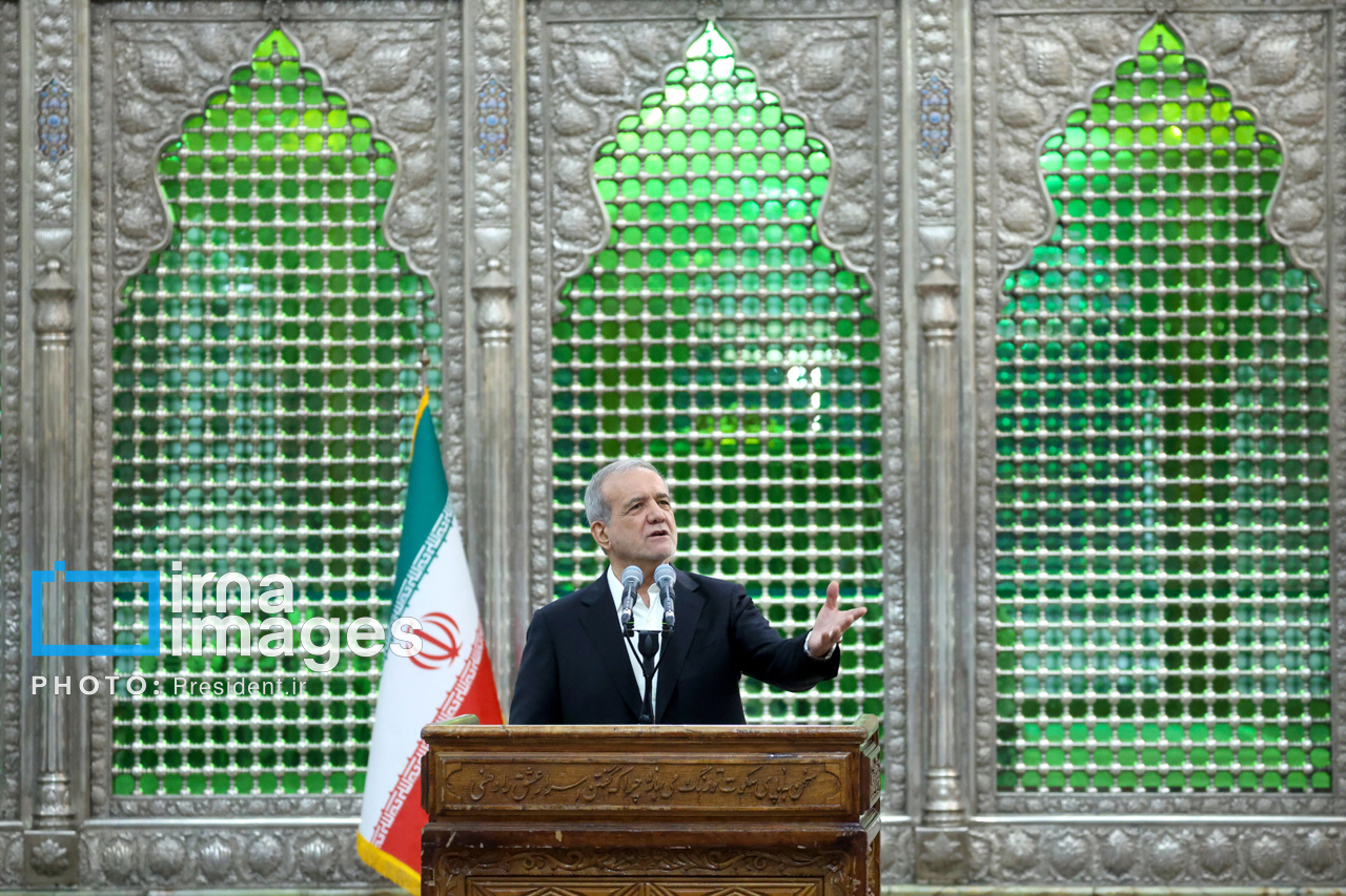 حضور پزشکیان بر مزار شهدای تهاجم اسرائیل به ایران