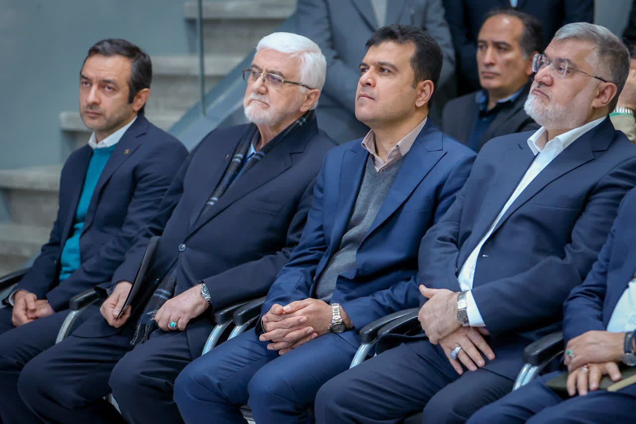 بازدید پزشکیان از شرکت دانش‌بنیان فناپ