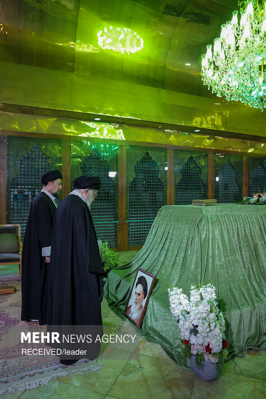 حضور رهبر انقلاب در مرقد بنیانگذار جمهوری اسلامی ایران