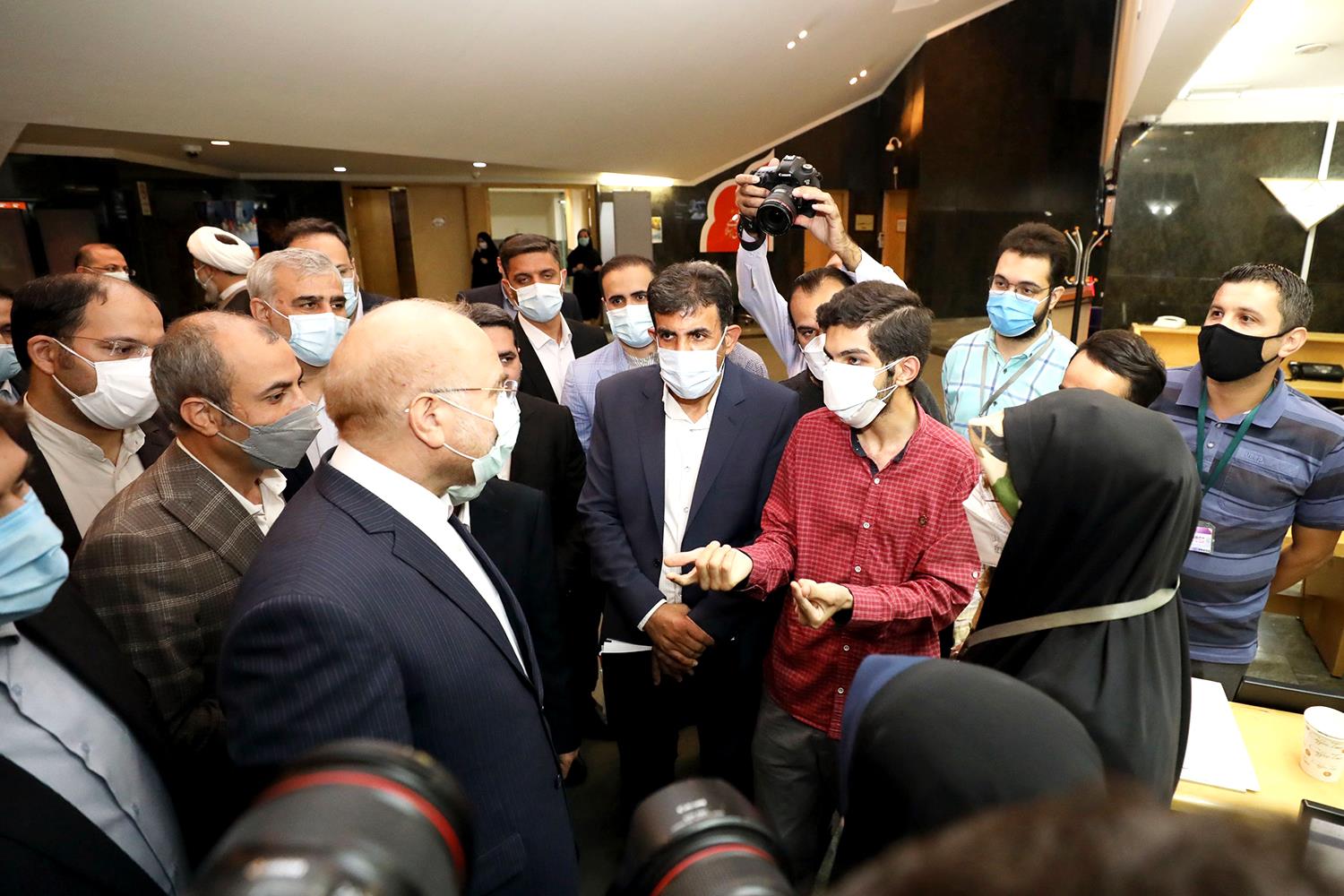 قالیباف در جمع خبرنگاران خانه ملت 