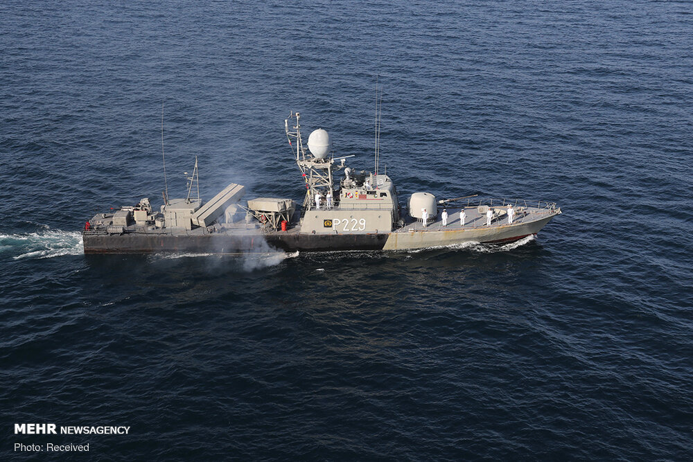 رژه یگان های شرکت کننده در رزمایش مرکب امنیت دریایی 