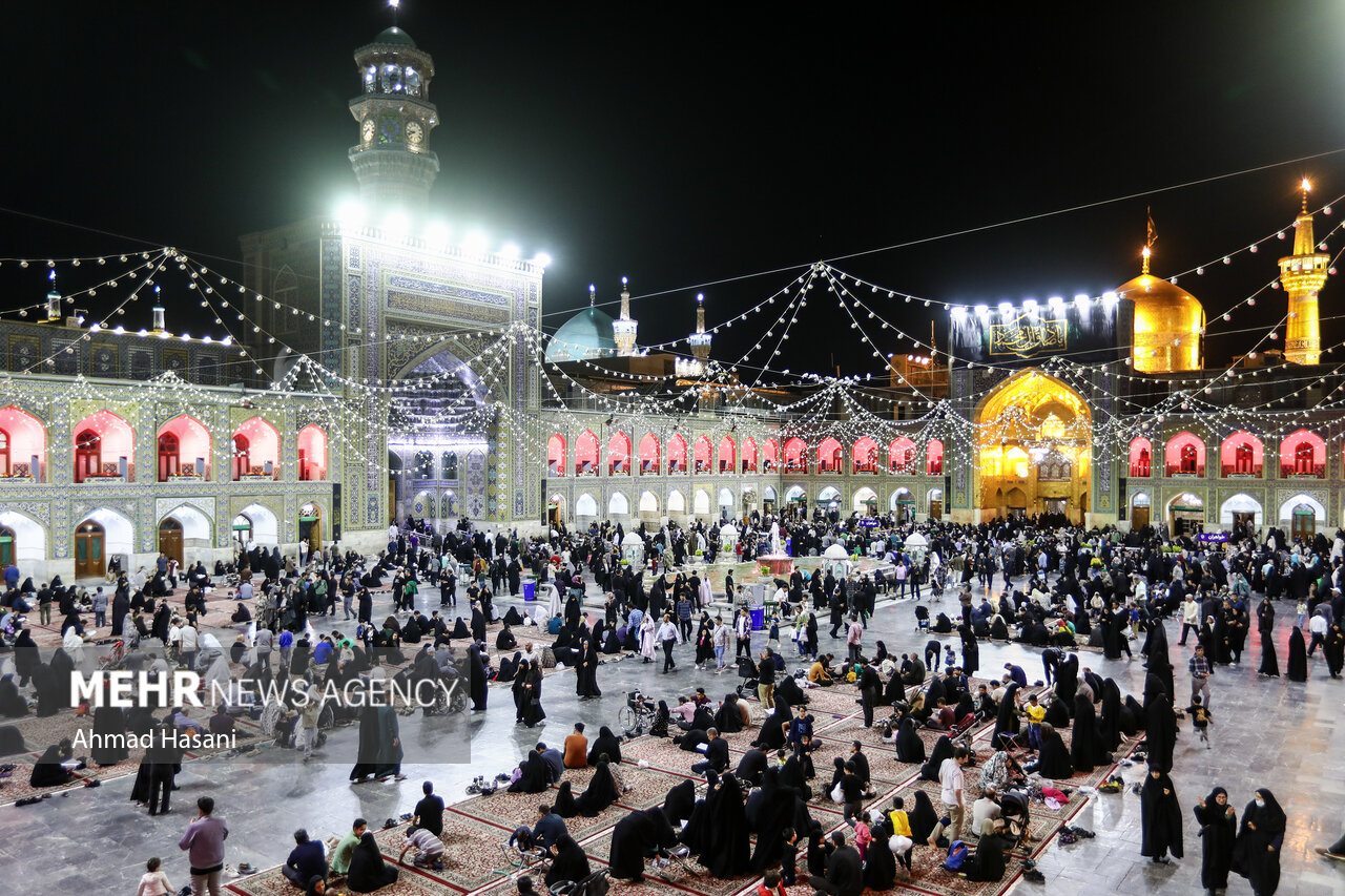 شب شهادت امام جعفر صادق (ع) در حرم امام رضا (ع)