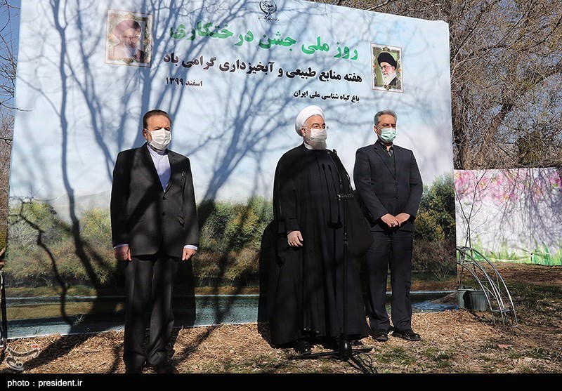 کاشت یک اصله نهال توسط روحانی