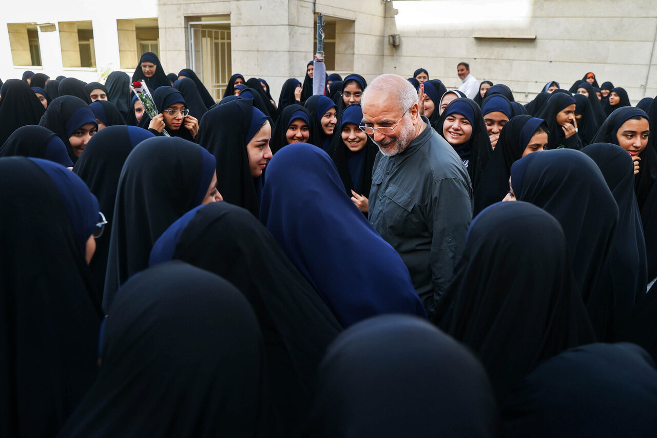 حضور قالیباف در مدرسه دخترانه فاطمیون تهران