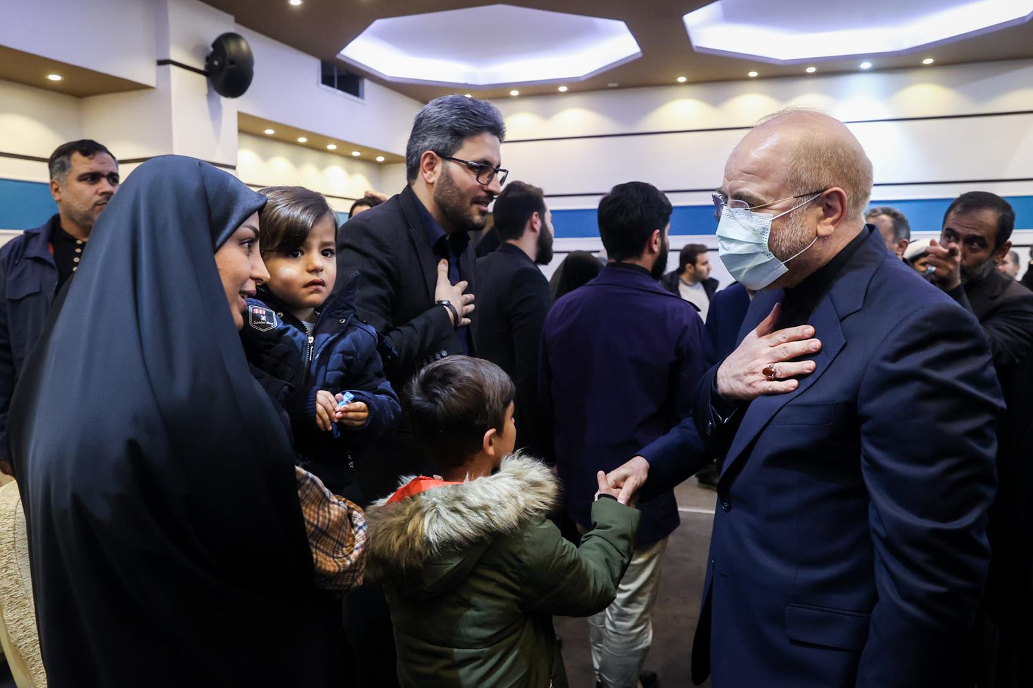 دیدار قالیباف با خانواده شهدای حادثه تروریستی شاهچراغ (ع)