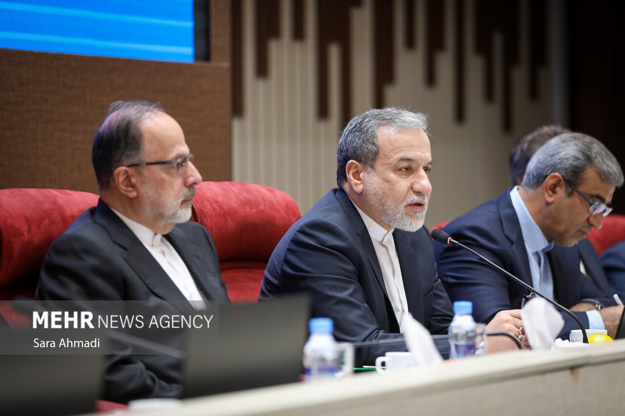 نشست هم اندیشی نخبگانی با حضور مقامات