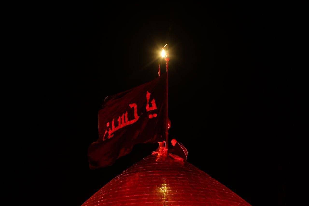 تصاویری جدید از سیاه پوش شدن پرچم حرم امام حسین(ع)