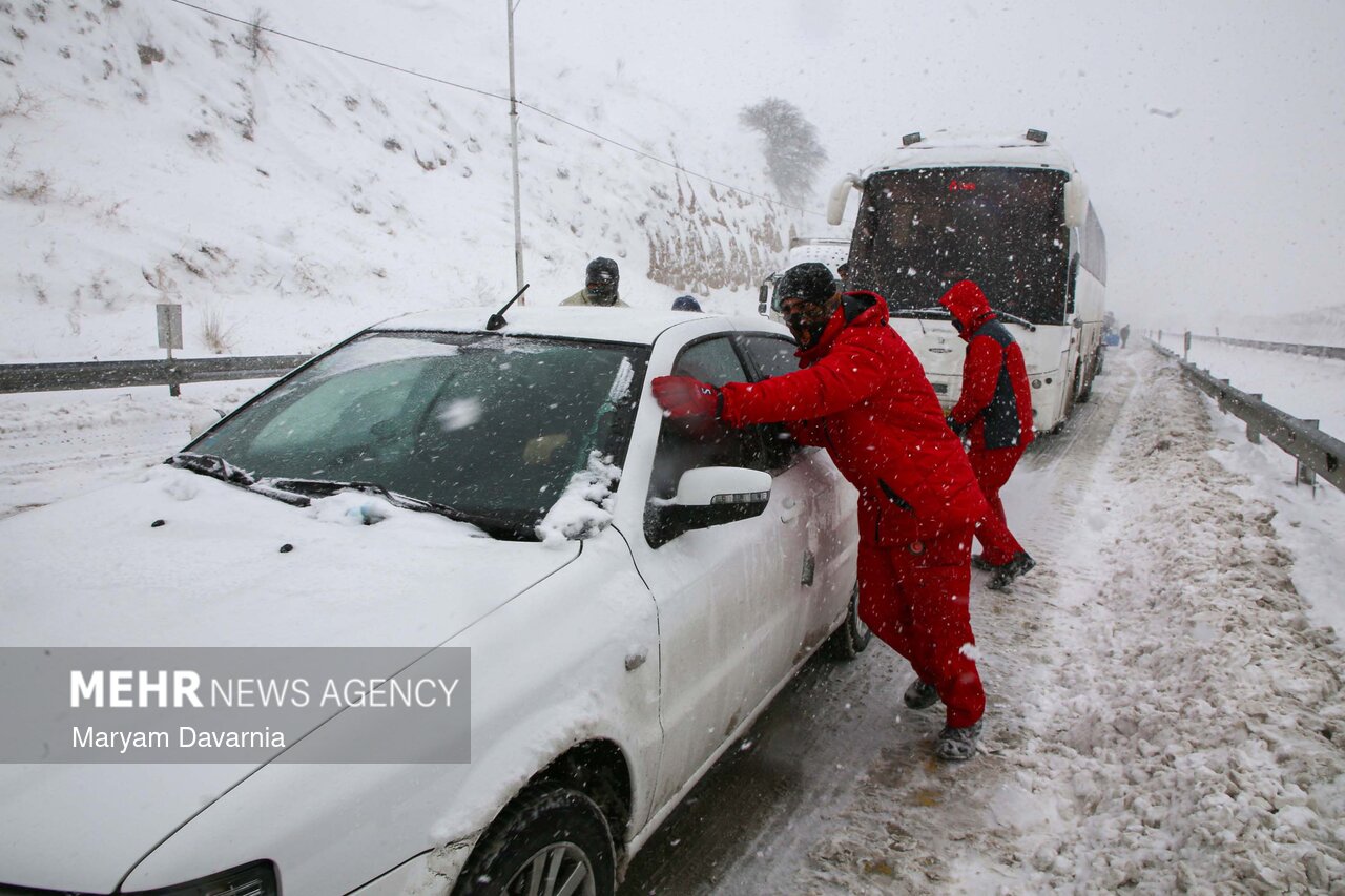 امدادرسانی به خودروهای گرفتار در برف