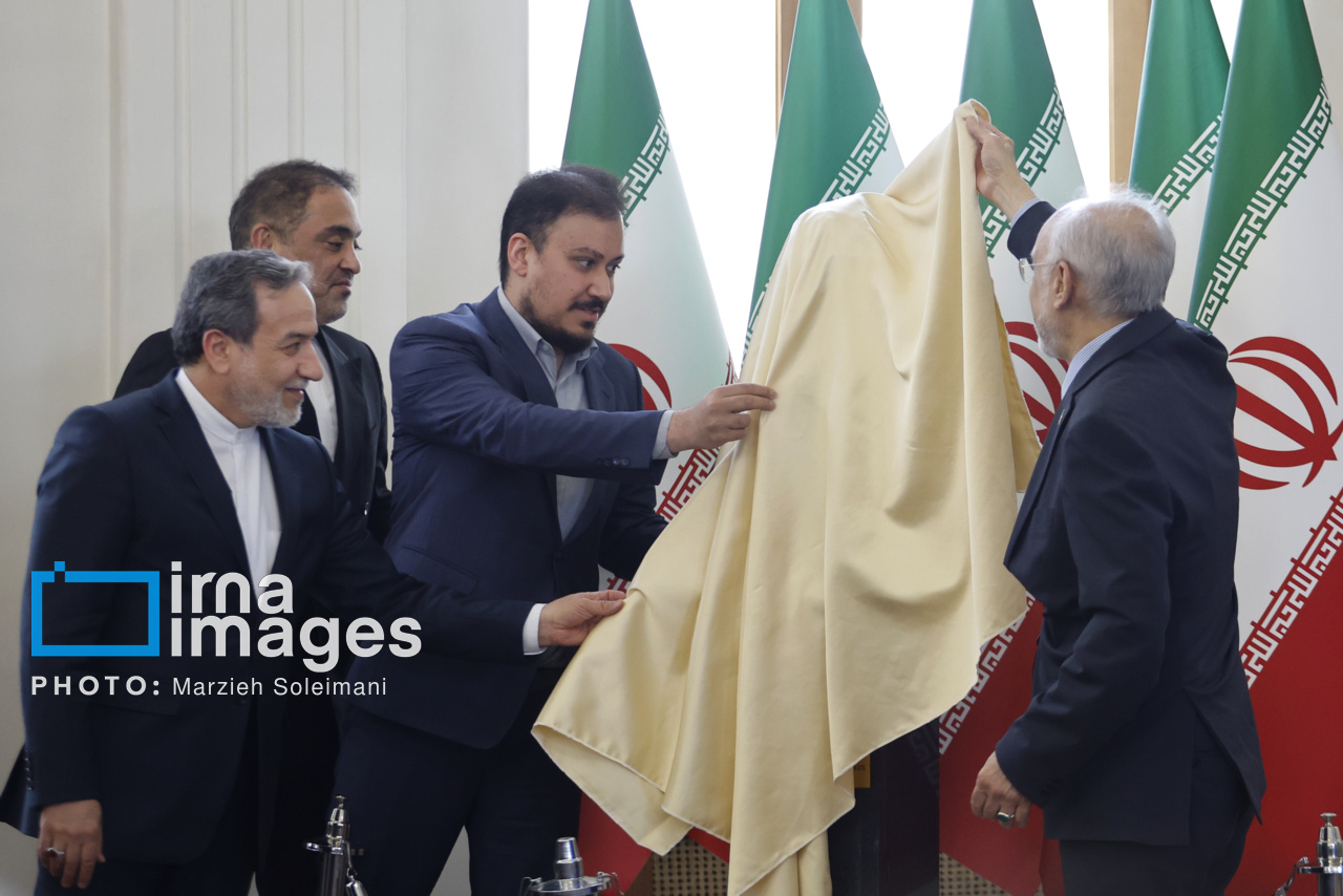 رونمایی از سردیس شهید امیرعبداللهیان در وزارت خارجه