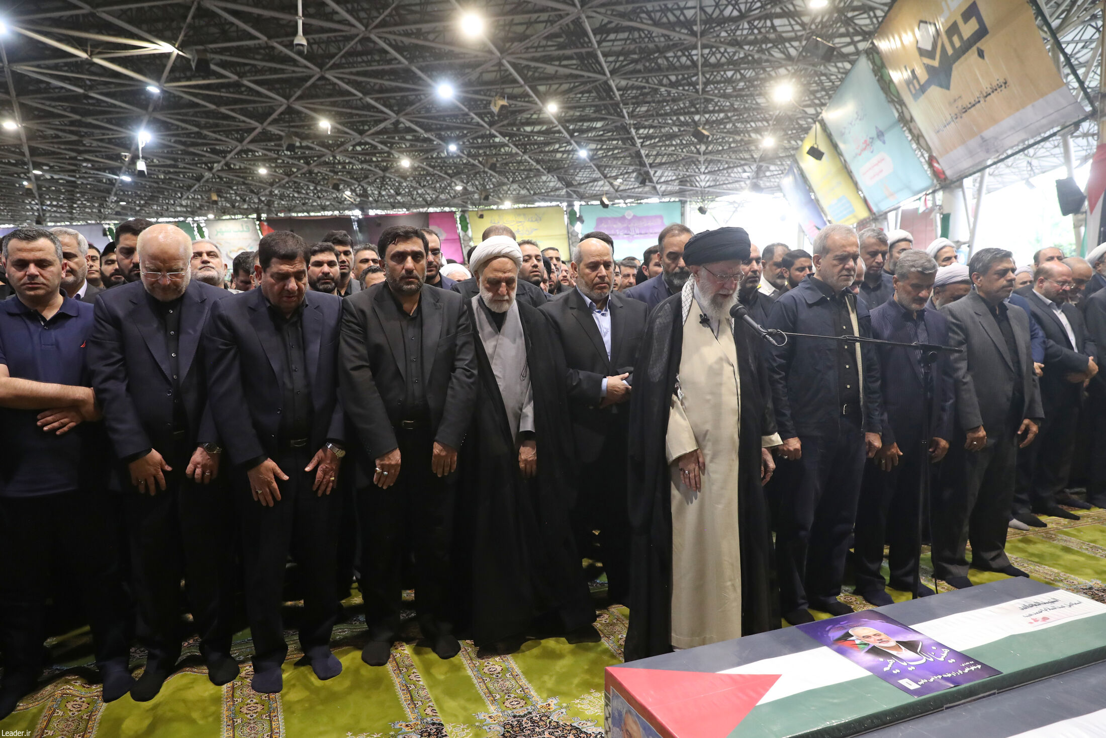 اقامه نماز بر پیکر شهید هنیه به امامت رهبر معظم انقلاب