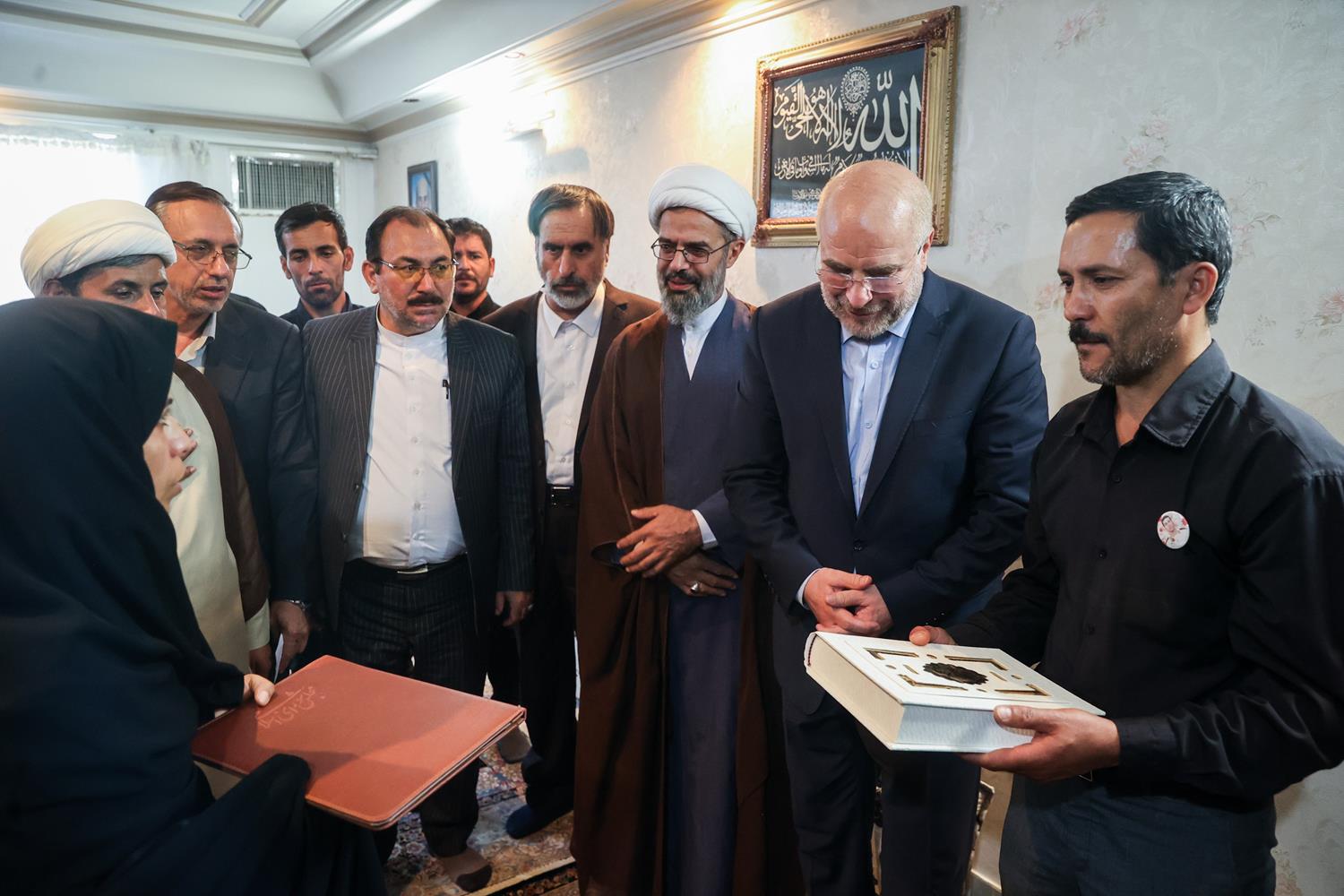 حضور قالیباف در منزل شهید مرزبان «محمدمهدی احمدی»