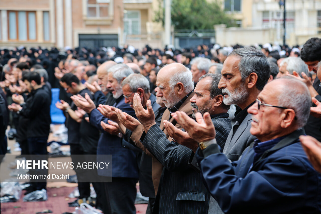 اقامه نماز ظهر عاشورا در اردبیل