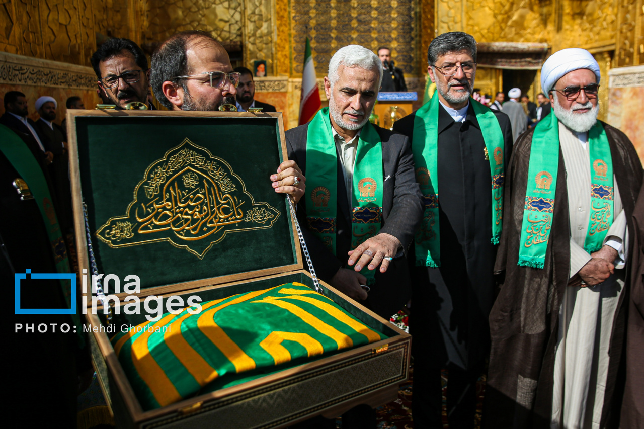 تعویض پرچم حرم مطهر امام رضا(ع)