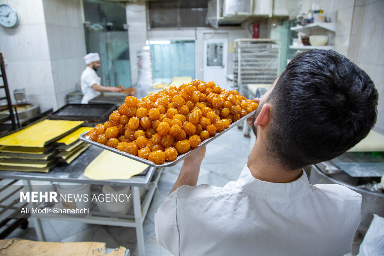 ضیافت زولبیا و بامیه در مشهد