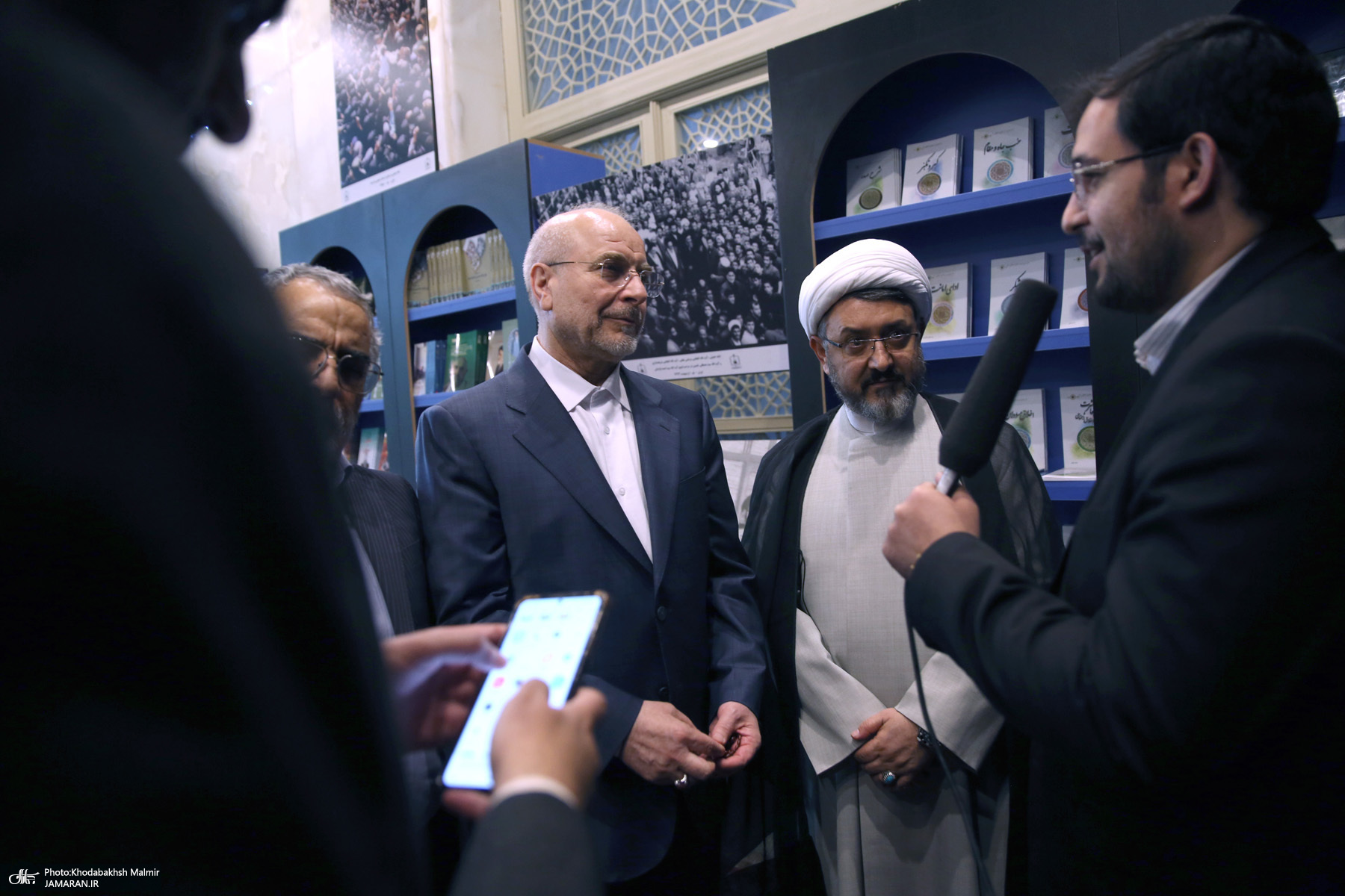 بازدید قالیباف از نمایشگاه عکس امام خمینی (س)