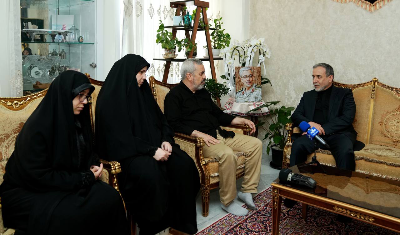 دیدار عراقچی با خانواده شهید محمد باقری 