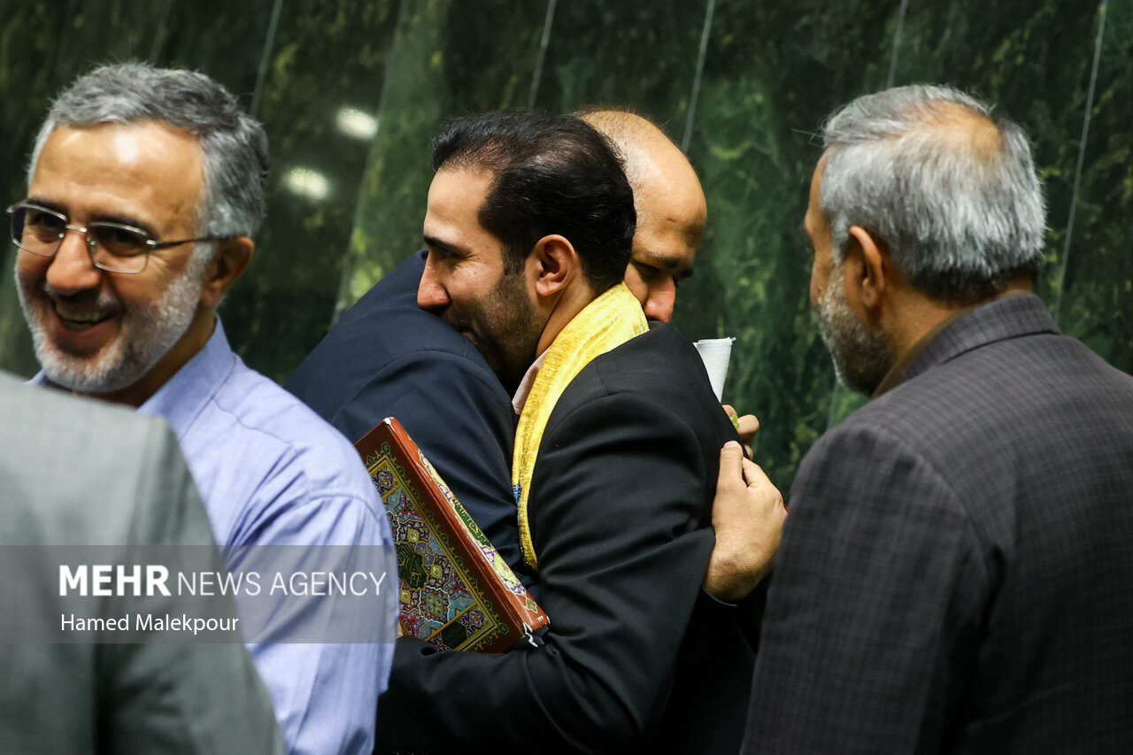 خادمان حرم حضرت عبدالعظیم در صحن مجلس