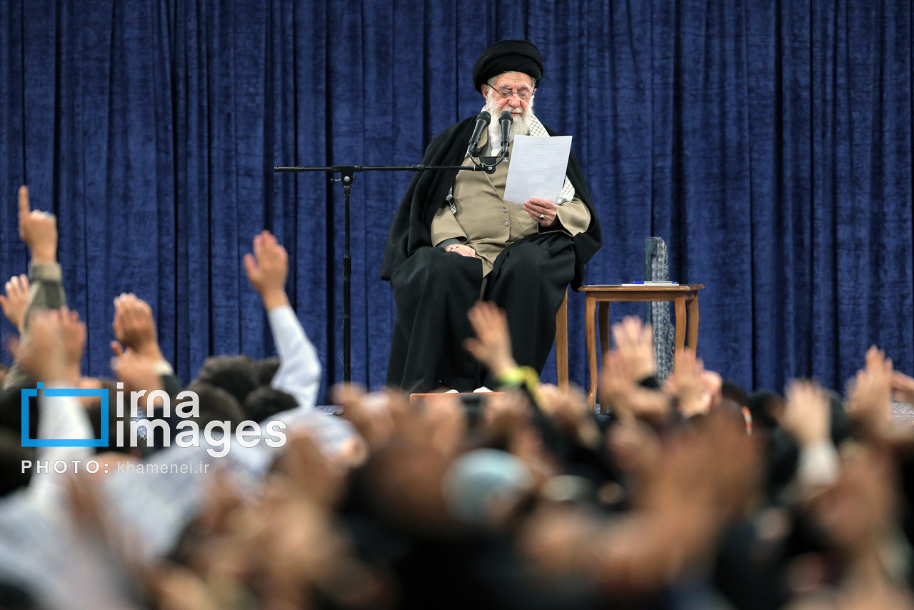 دیدار جمعی از دانشجویان با مقام معظم رهبری