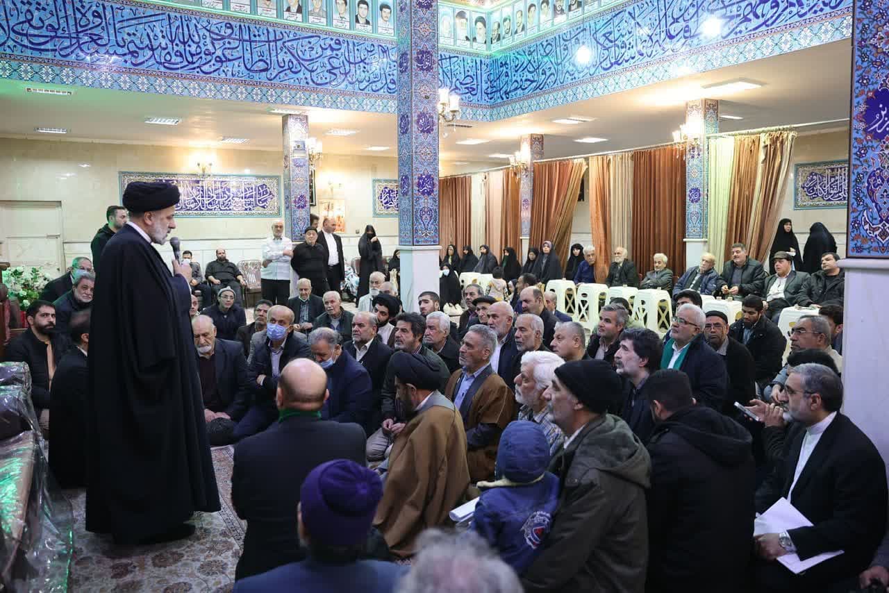 اقامه نماز رئیس جمهور در مسجد  شهر ری